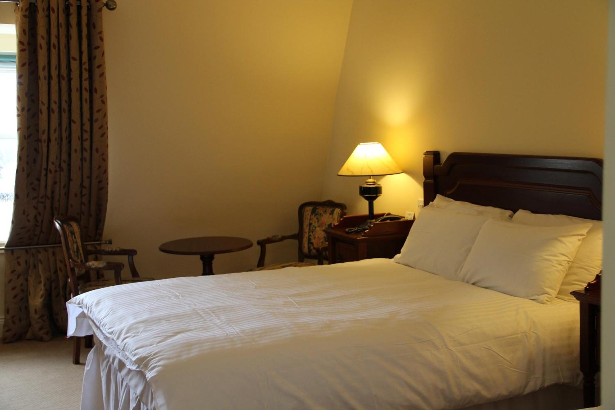 Mcsweeney Arms Hotel คิลลาร์นีย์ ภายนอก รูปภาพ